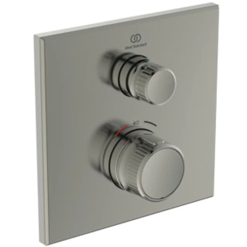 Brausethermostat mit zwei Drehreglern auf einer quadratischen Plattenoberfläche, ausgestattet mit der Marke Ideal Standard. Sichtbare Temperaturanzeige auf dem Regler.